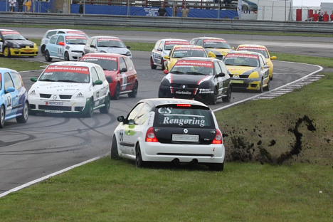 Og så kan Claus bare vente på at bilen stopper ....
(Foto: Motorsporten.dk)